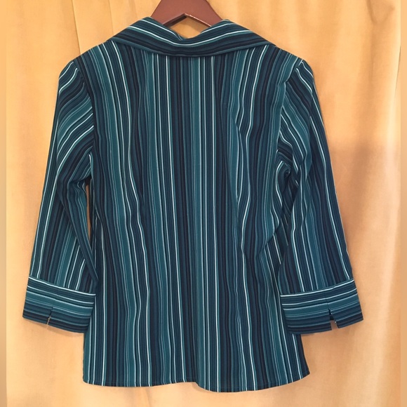 EUC. Striped button down. Maurice’s Size M JR - Picture 4 of 5